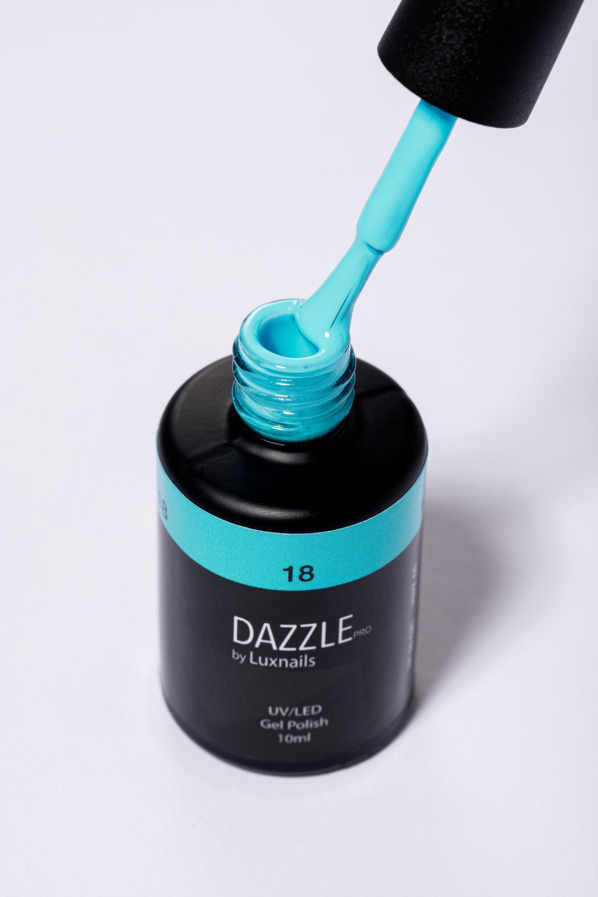 Türkiser Gel Nagellack DAZZLE 18 – UV/LED Gel Polish in mintgrüner Farbe mit Pinselaufnahme