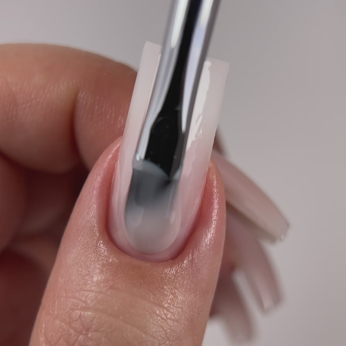Video laden: JOIA Universelles Modelliergel JOIA vegan,10 Sunlit Silk, 15 ml