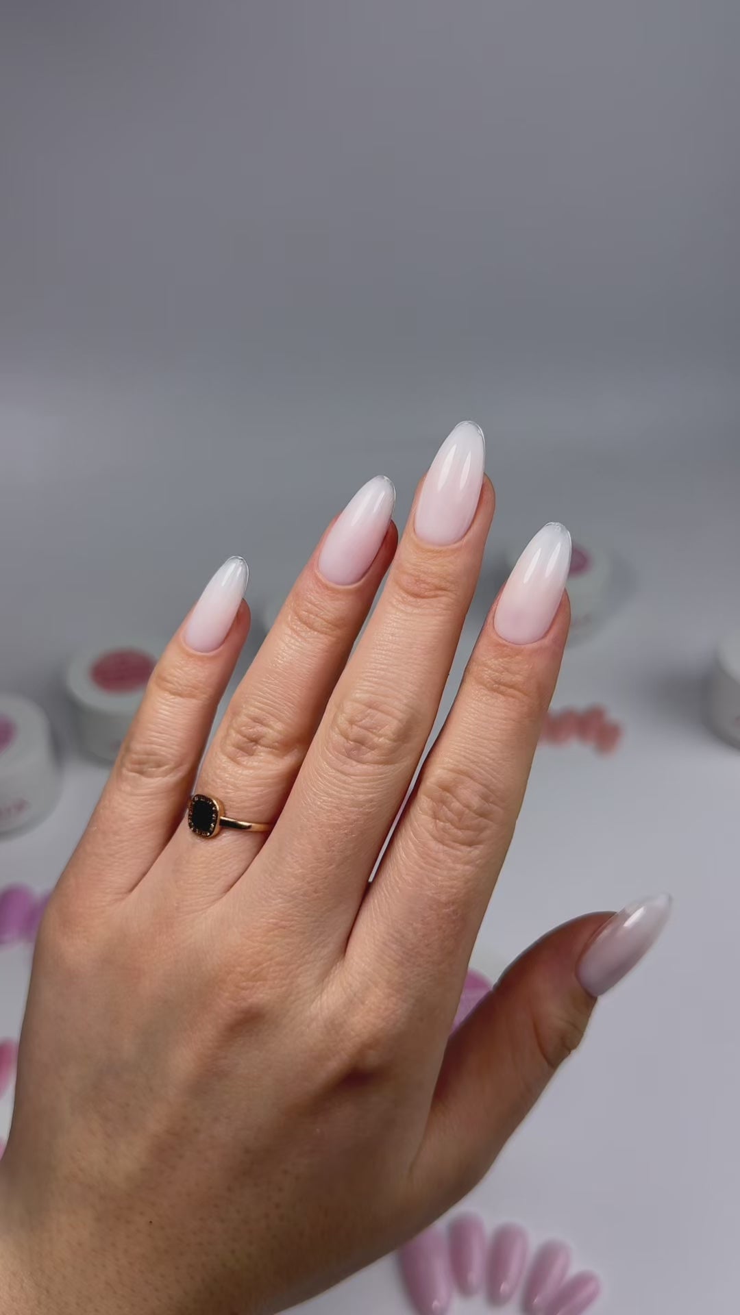 Video laden: JOIA Creamy Builder Gel vegan 06 Ivory mist, 15 мл