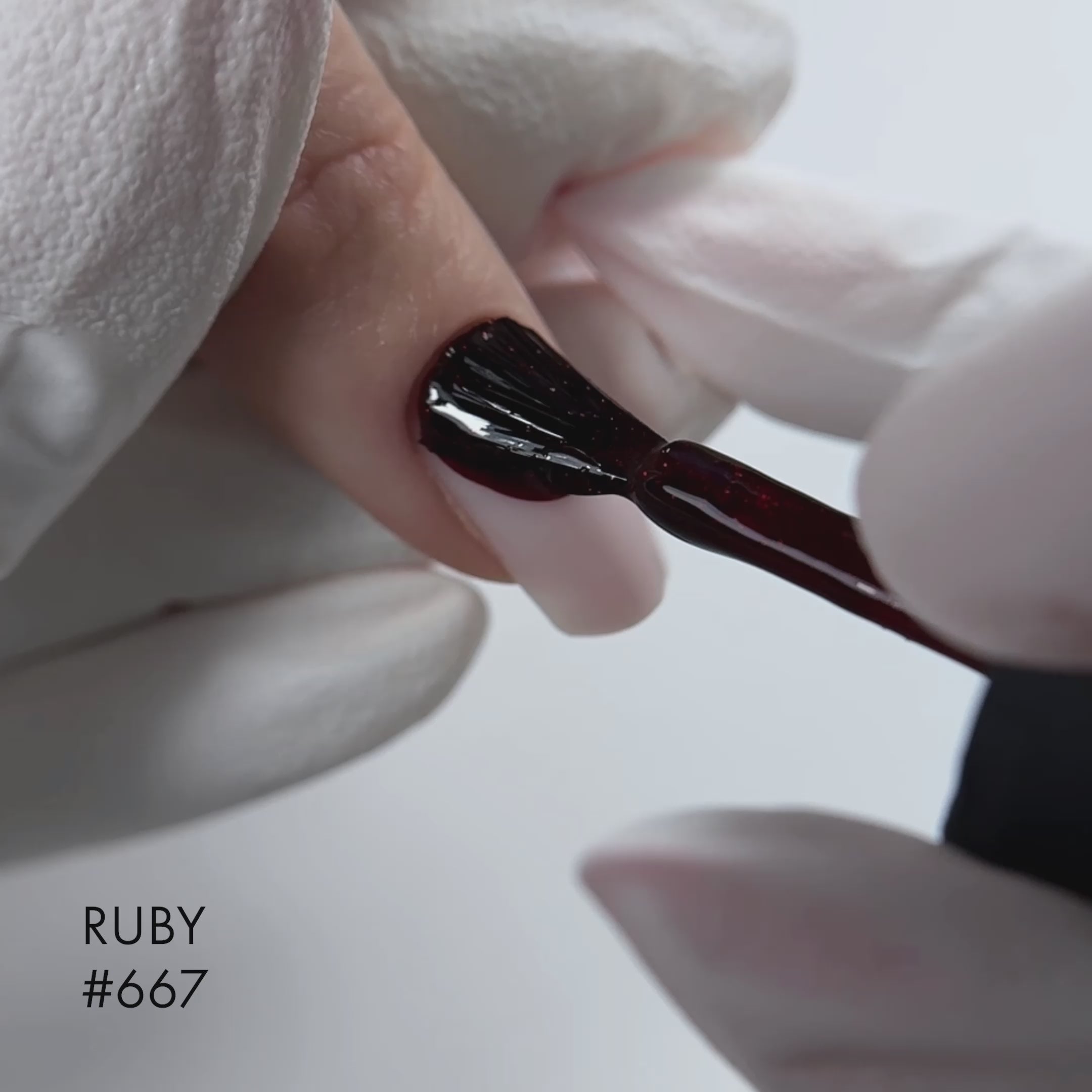 Video laden: Kinetics Nagellack SolarGel #667 Polish Ruby Crush 15ml