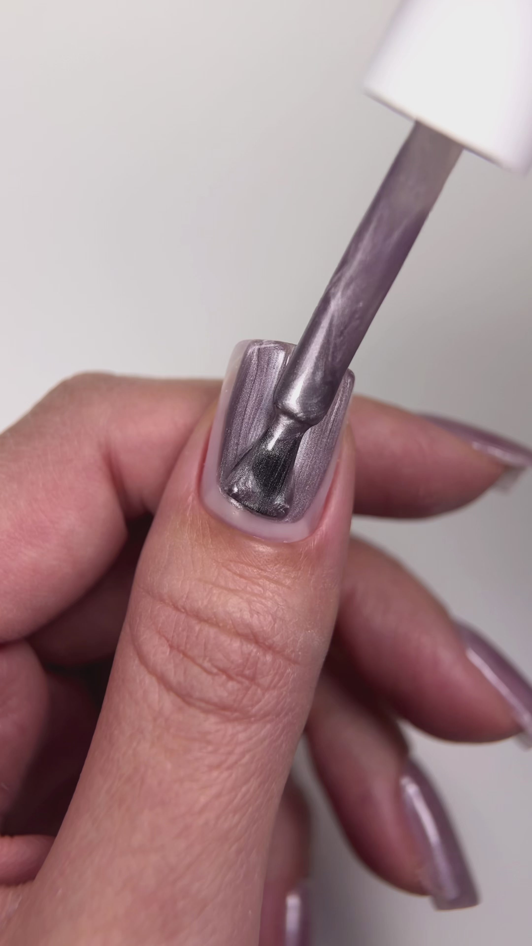 Video laden: JOIA Gel Polish vegan Cat Eye Lunar Insight №05CE , 6ml