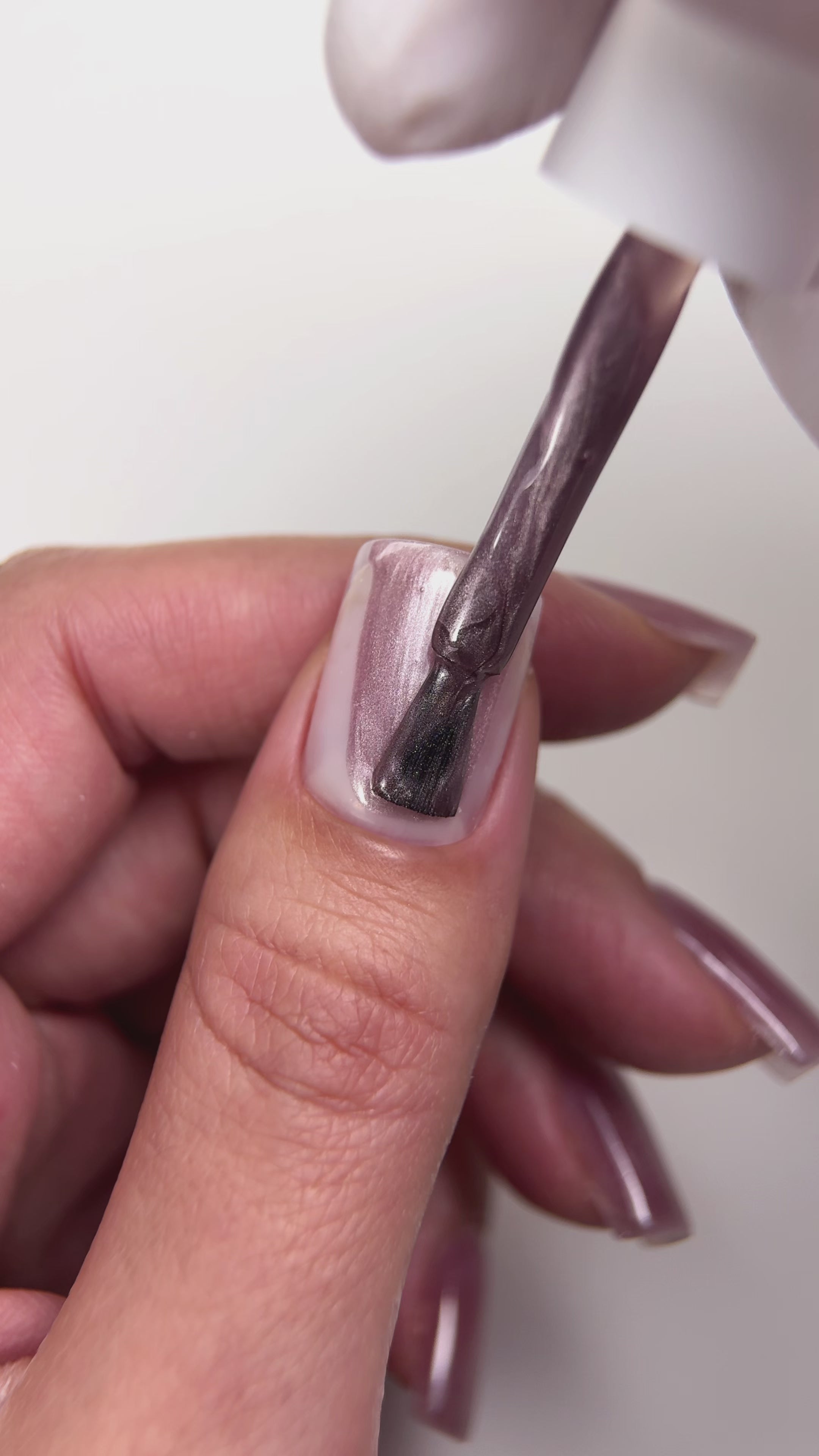 Video laden: JOIA Gel Polish vegan Cat Eye 02C Rose Quartz Dust, 6ml